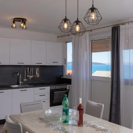 2 Minutes From The Beach! Sunshine Kaštela